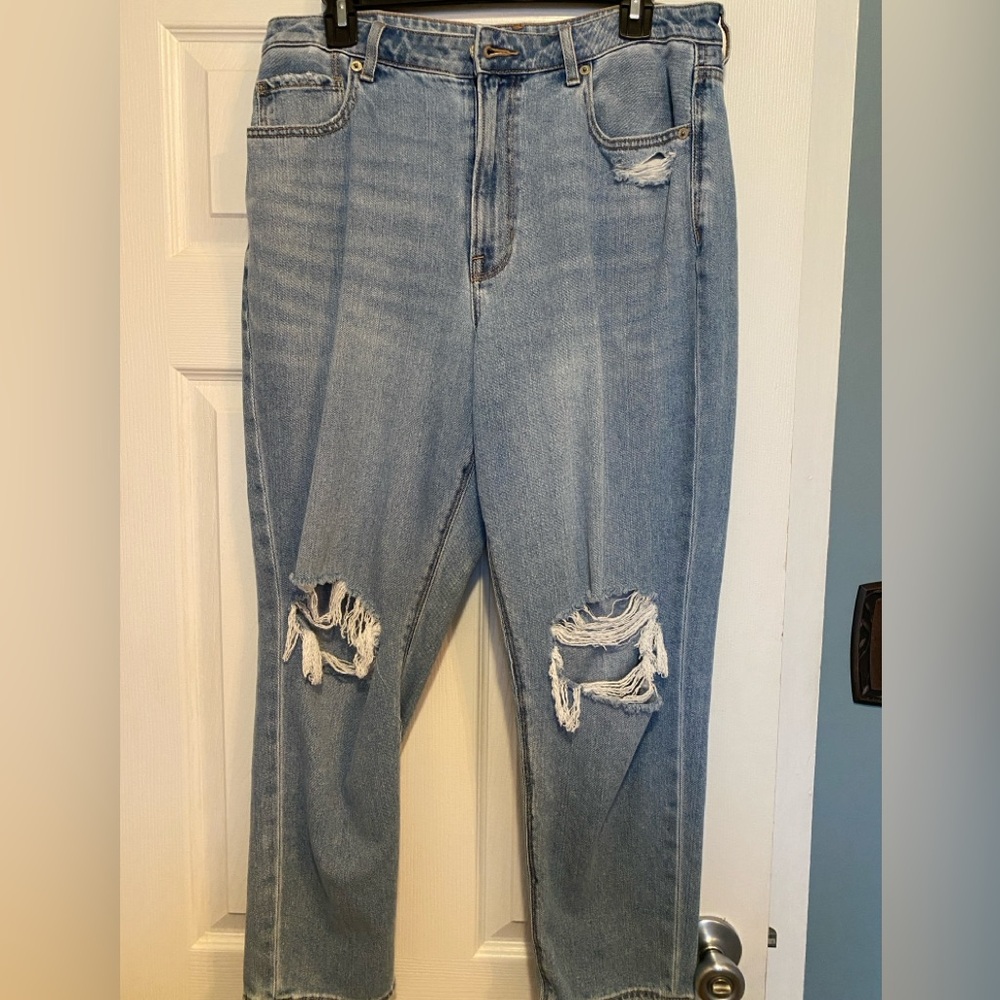 American Eagle ripped Mom Jean 12 Short